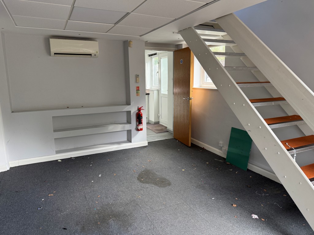 Lot: 11 - DETACHED PROPERTY ARRANGED AS OFFICES AND GARAGES WITH POTENTIAL - GF front office 1 with access to FF